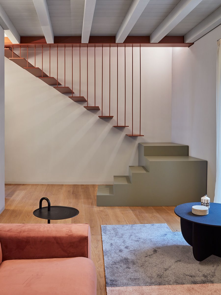 Piso con decoración moderna en Italia sotano con salon