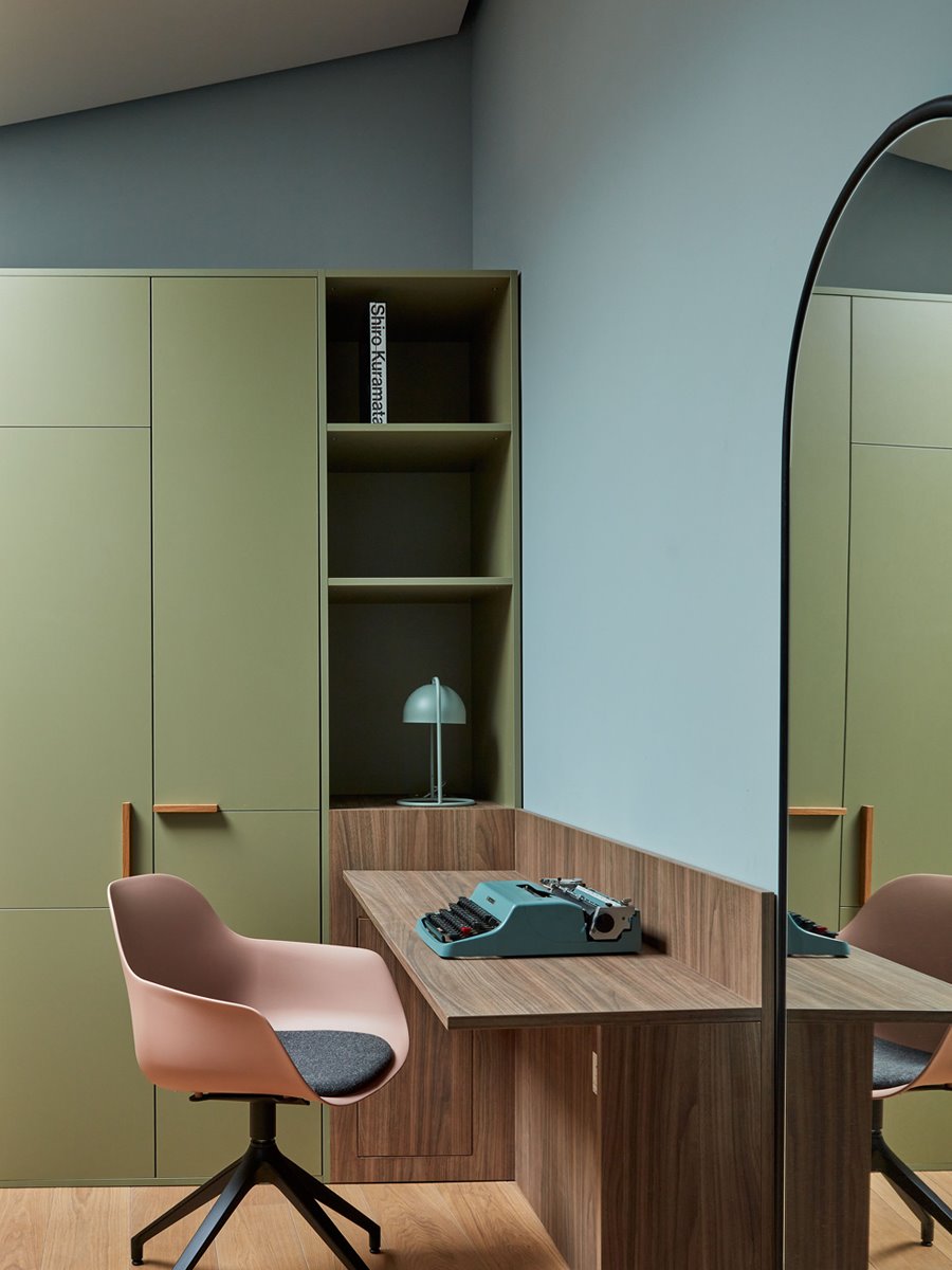 Piso con decoración moderna en Italia tocador