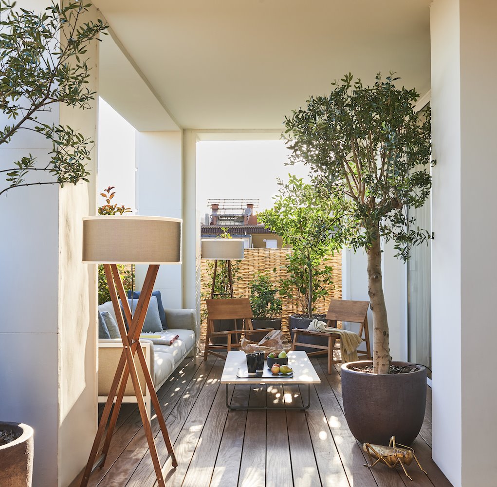 Balcon terraza con plantas y lamparas de exterior