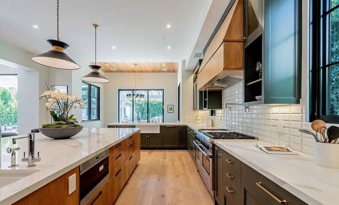 Casa de Demi Lovato en los angeles cocina con encimera de marmol
