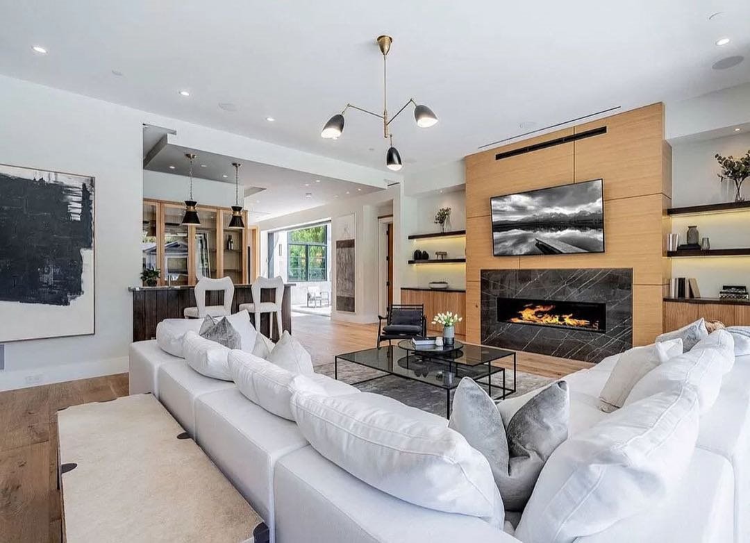 Casa de Demi Lovato en los angeles salon con chimenea