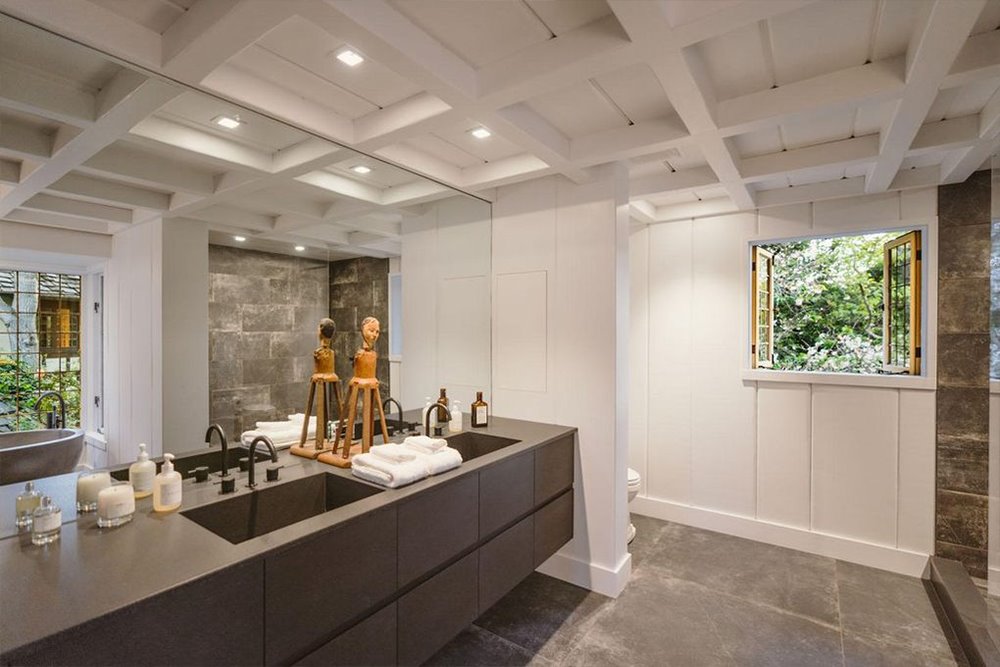 Casa de estilo rustico de la cantante Ariana Grande en Montecito baño