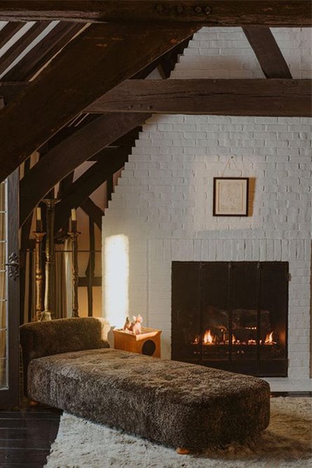 Casa de estilo rustico de la cantante Ariana Grande en Montecito chimenea