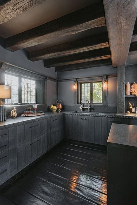 Casa de estilo rustico de la cantante Ariana Grande en Montecito cocina de madera