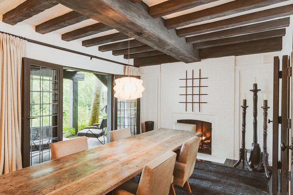 Casa de estilo rustico de la cantante Ariana Grande en Montecito comedor