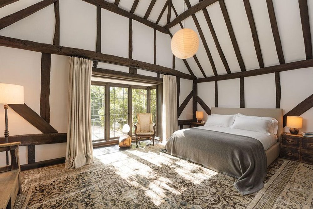 Casa de estilo rustico de la cantante Ariana Grande en Montecito dormitorio
