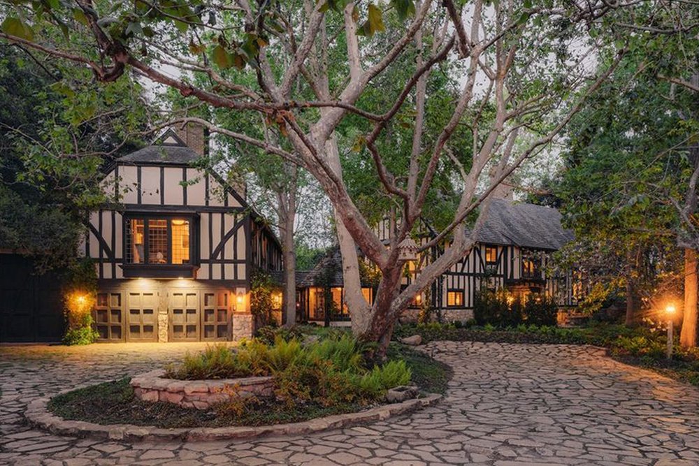 Casa de estilo rustico de la cantante Ariana Grande en Montecito entrada