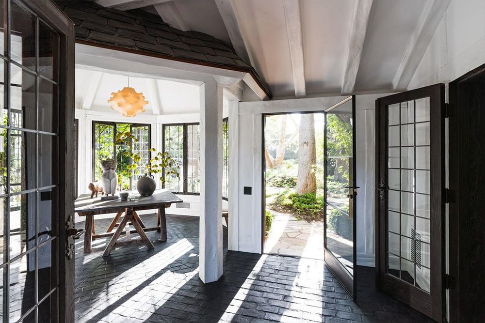 Casa de estilo rustico de la cantante Ariana Grande en Montecito recibidor