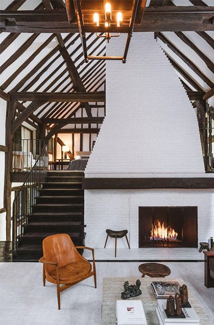 Casa de estilo rustico de la cantante Ariana Grande en Montecito salon con chimenea