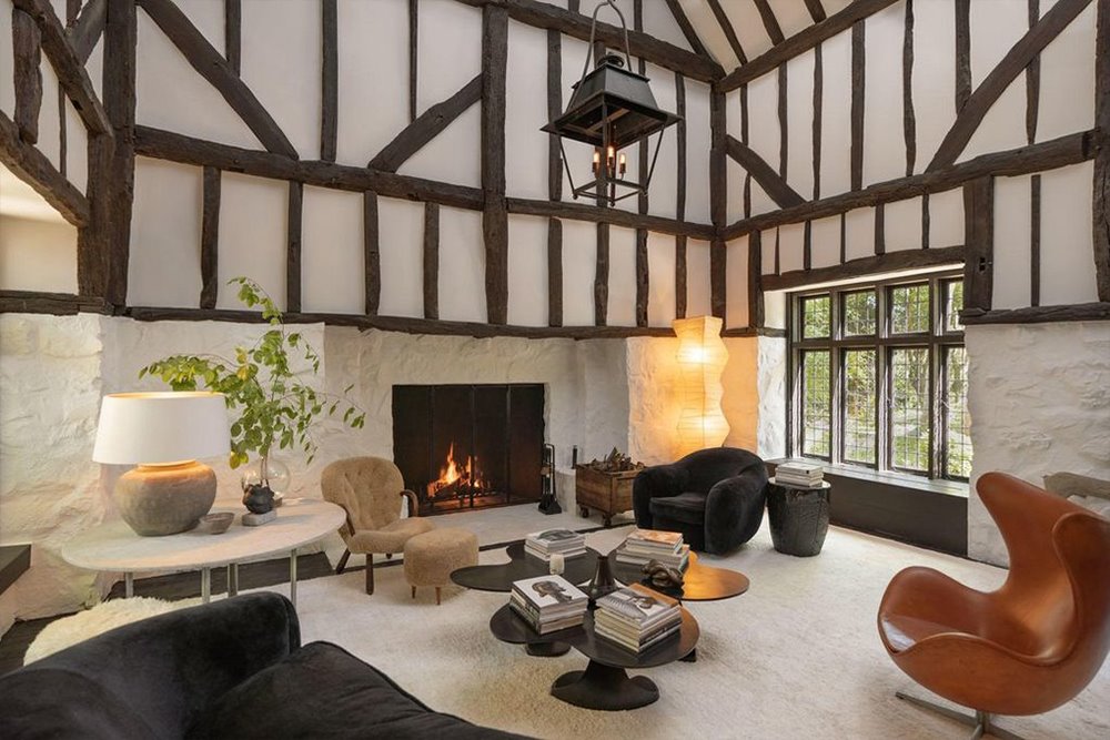 Casa de estilo rustico de la cantante Ariana Grande en Montecito salon con vigas de madera