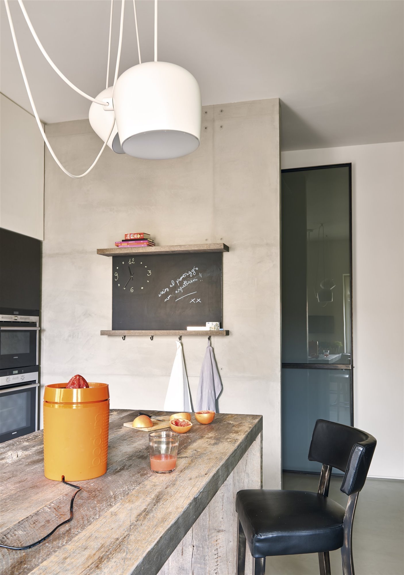 Cocina con pizarra en la pared