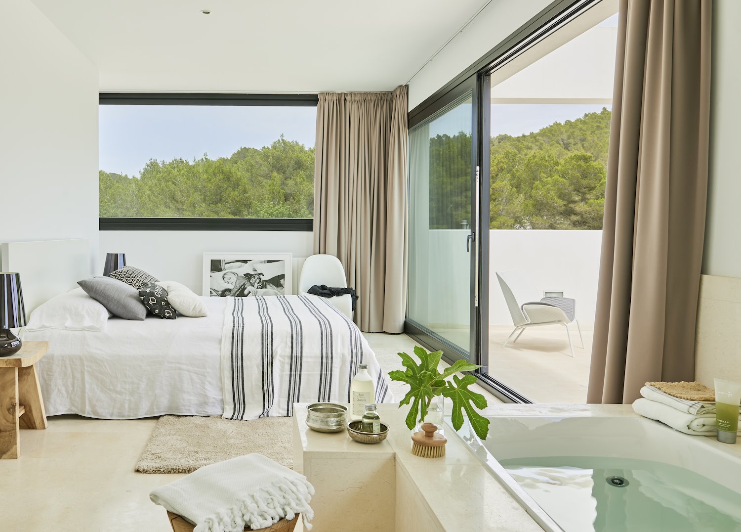 Dormitorio con baño en suite