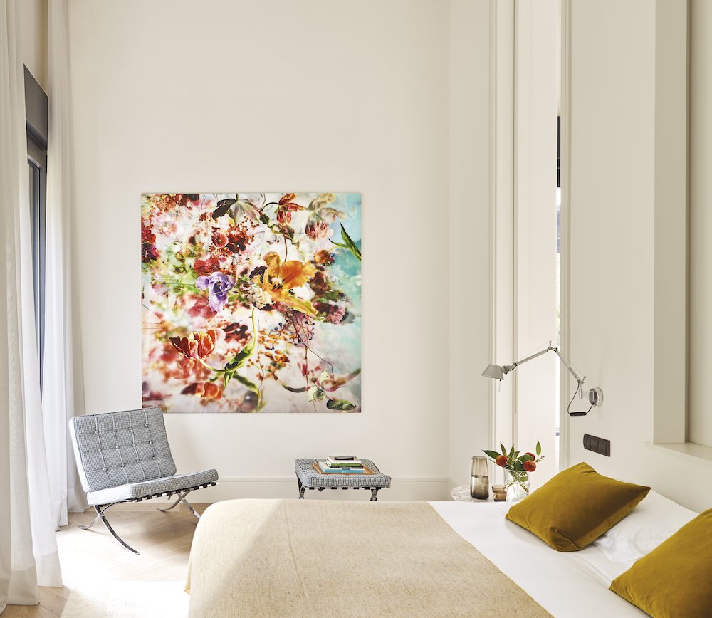 Dormitorio con cuadro en la pared