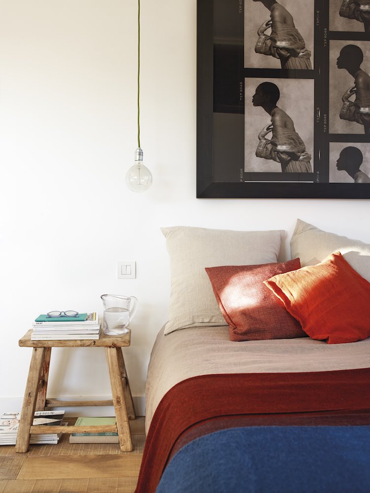 Dormitorio con mesilla de estilo rustico Stella Rotger