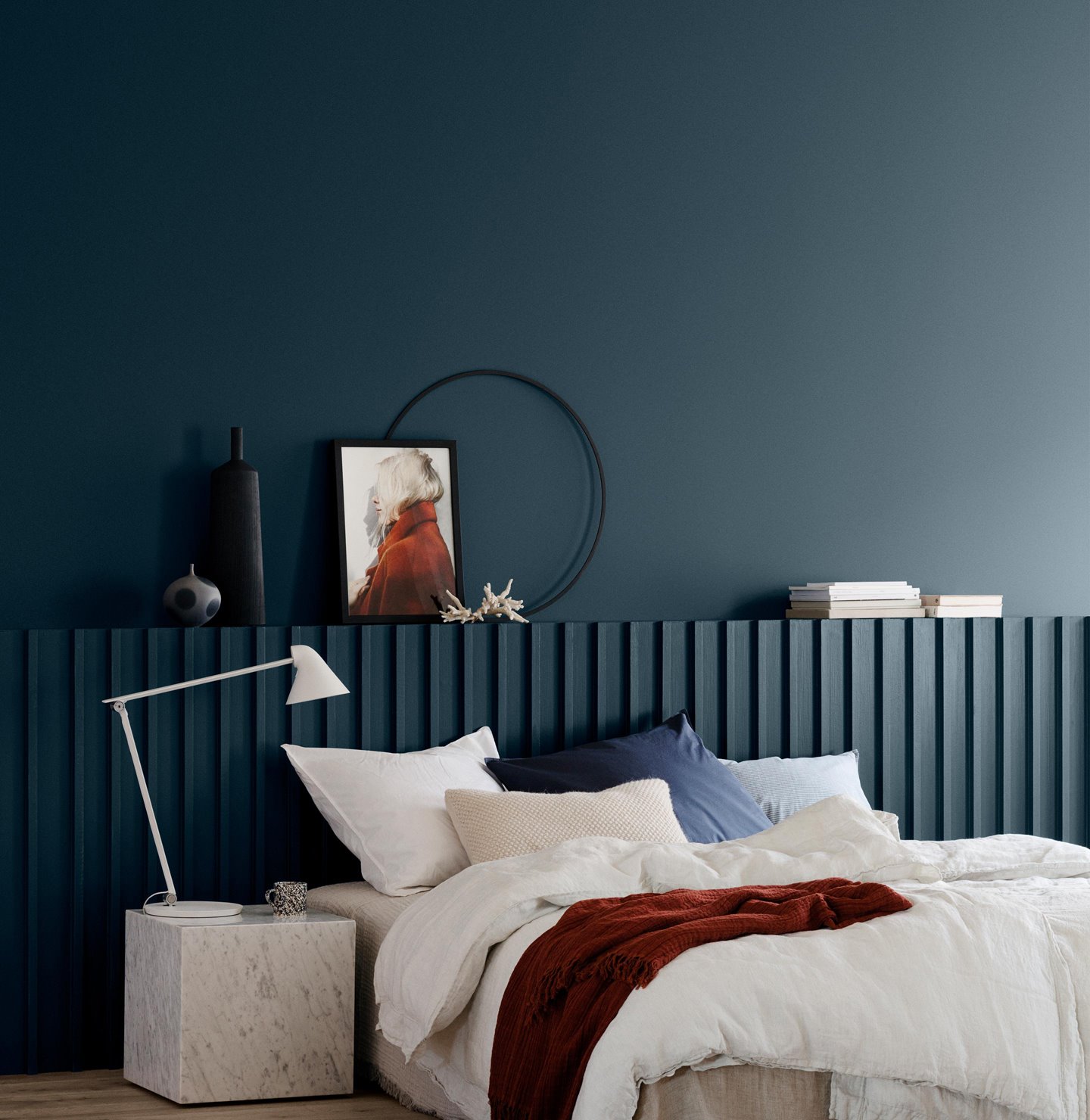 Dormitorio con paredes en color azul oscuro