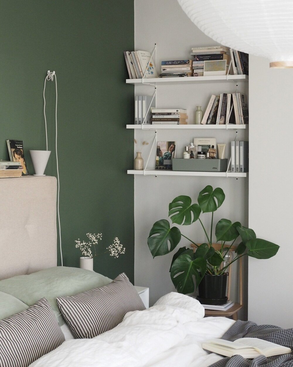 Dormitorio con paredes en color verde
