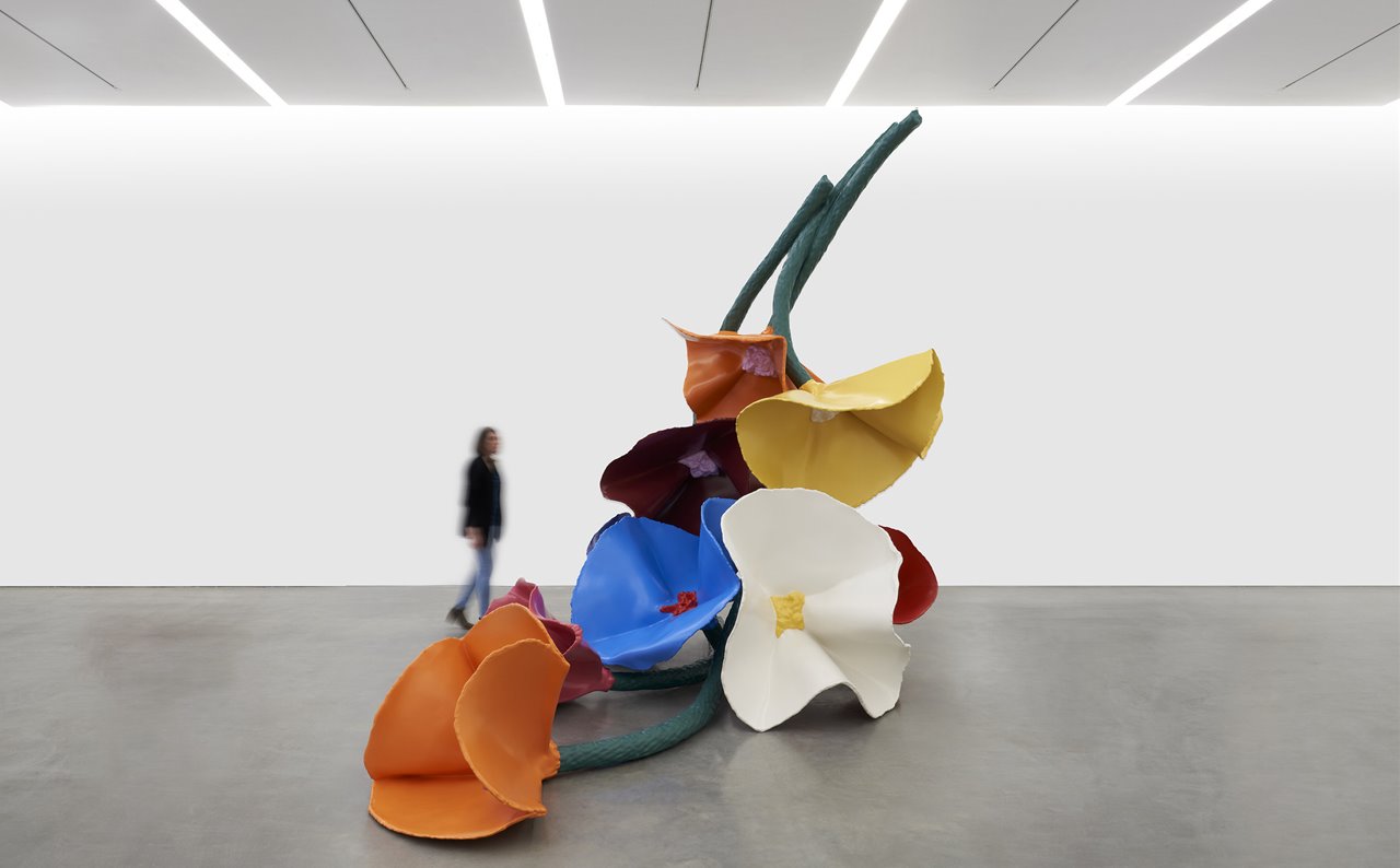 "Dropped Bouquet," la escultura final en la que trabajaron Oldenburg y van Bruggen hasta la muerte de esta última en 2009.