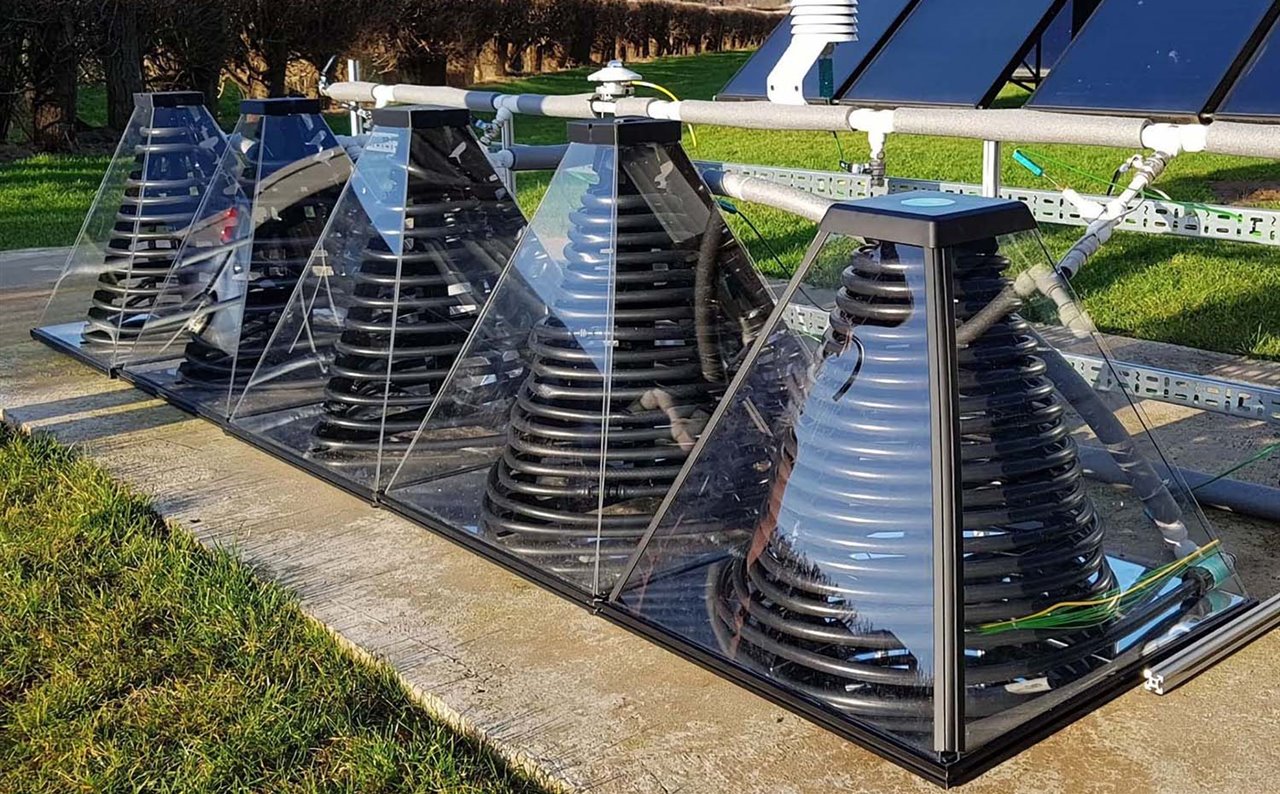 La forma prismática del colector SolarisKit S200 supone un cambio radical respecto de los colectores convencionales y permite un mejor aprovechamiento de la trayectoria del sol.