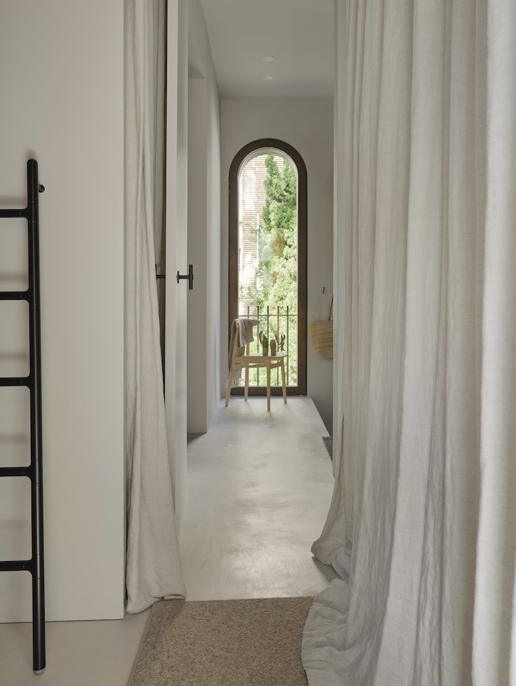 Pasillo con cortinas blancas