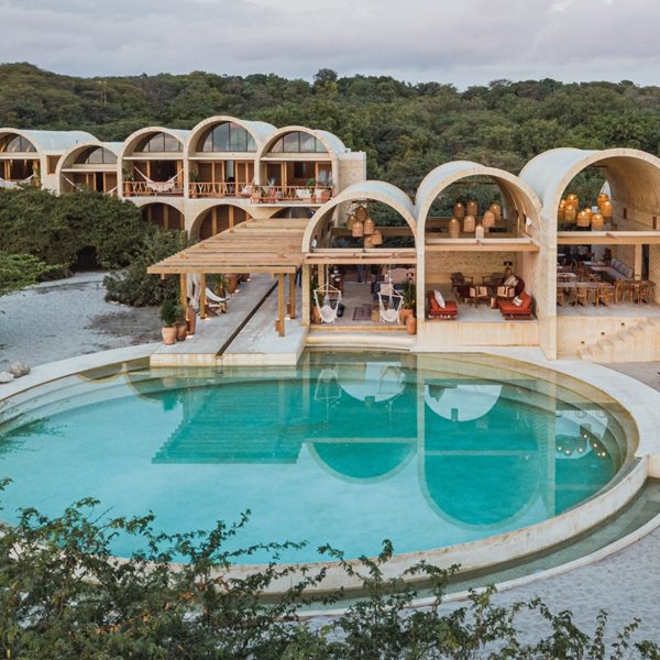 Resort en Mexico Oaxaca de hormigon con una piscina redonda exterior