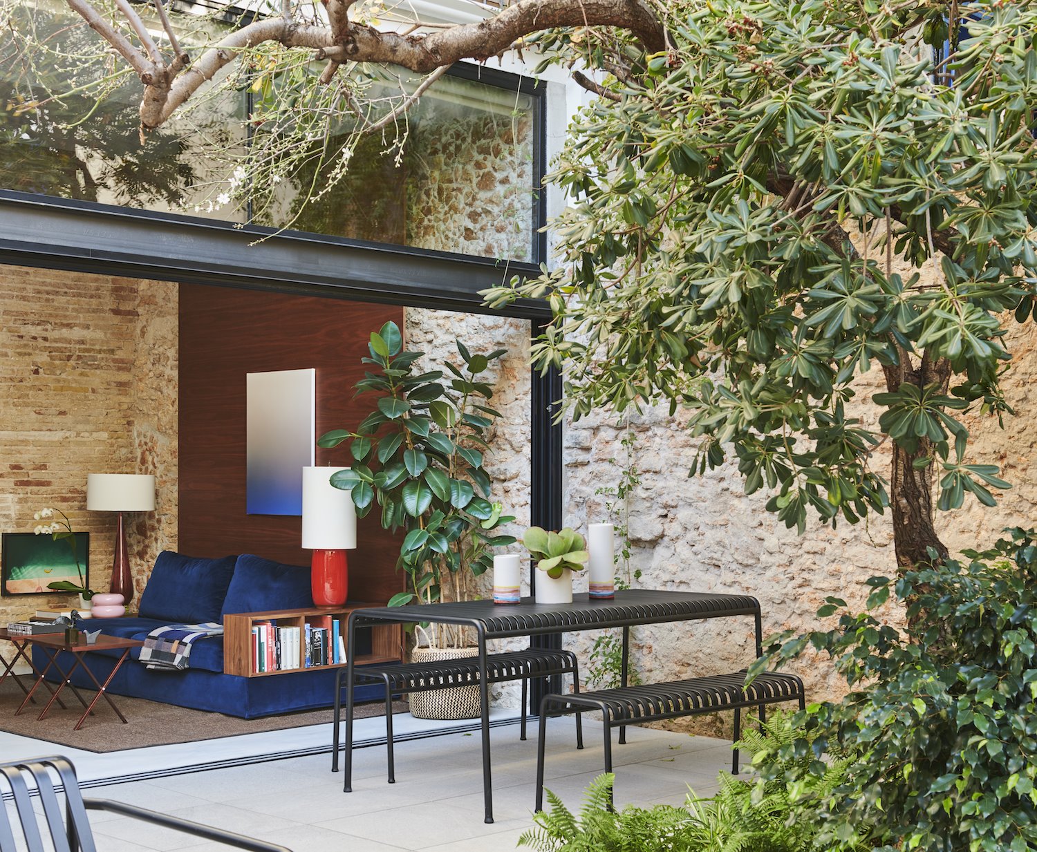 terraza en un patio interior con arboles
