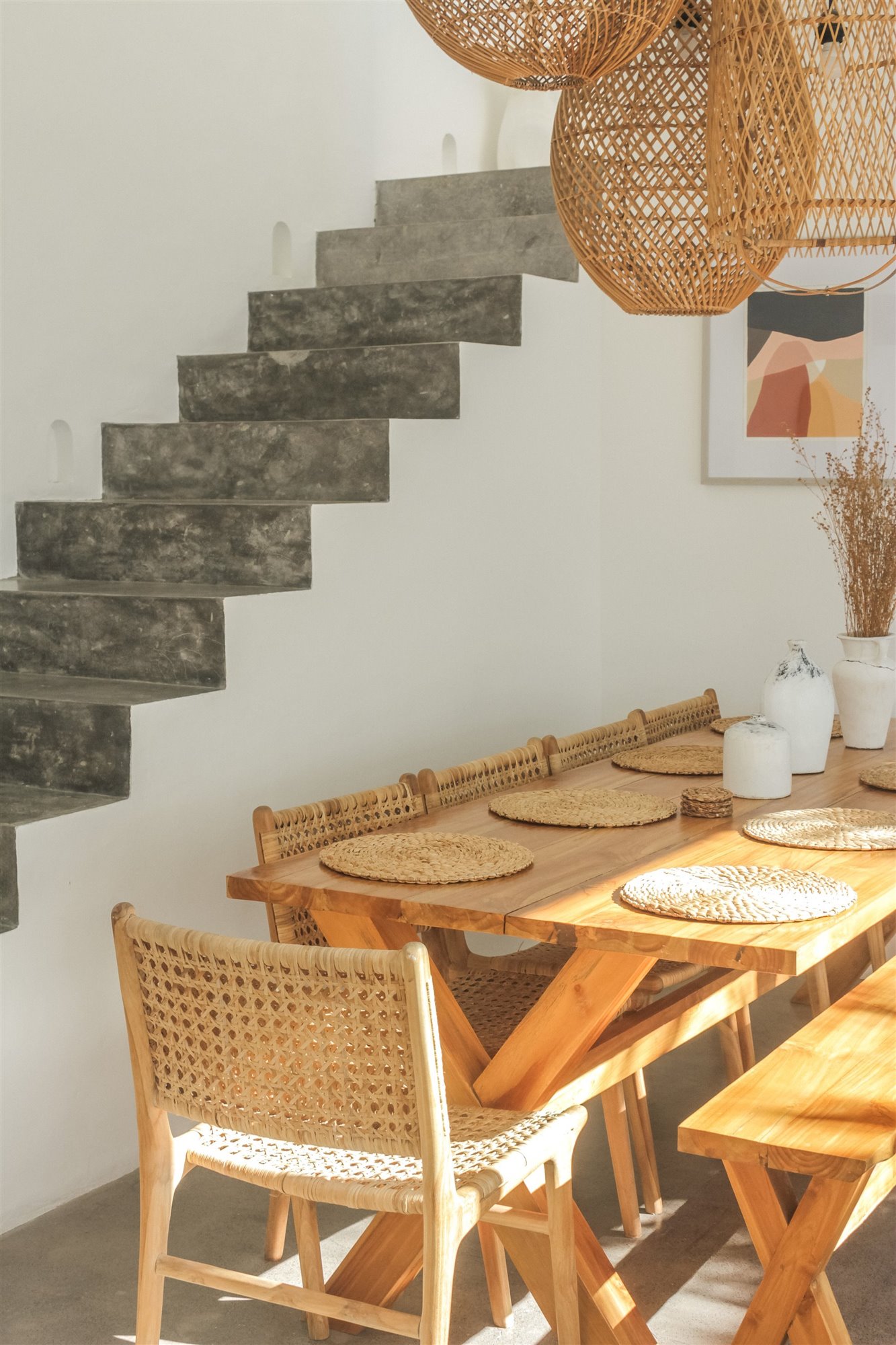 Casa de inspiracion mediterranea en Bali comedor con bajoplatos de ratan