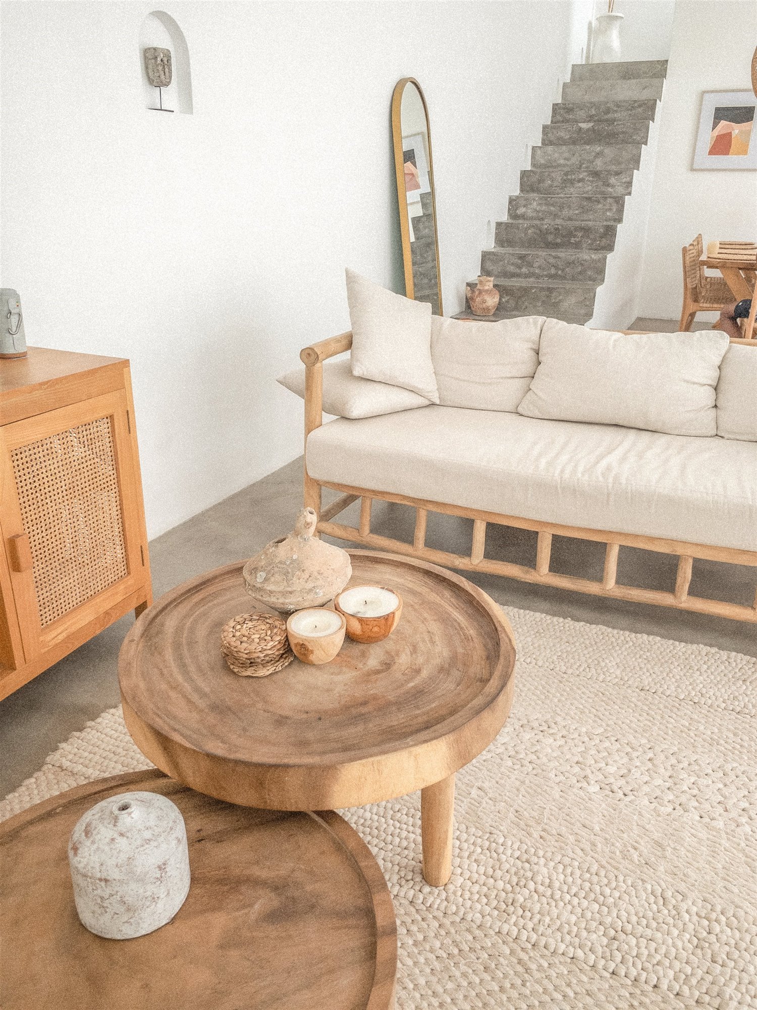 Casa de inspiracion mediterranea en Bali salon con mesas de centro de madera