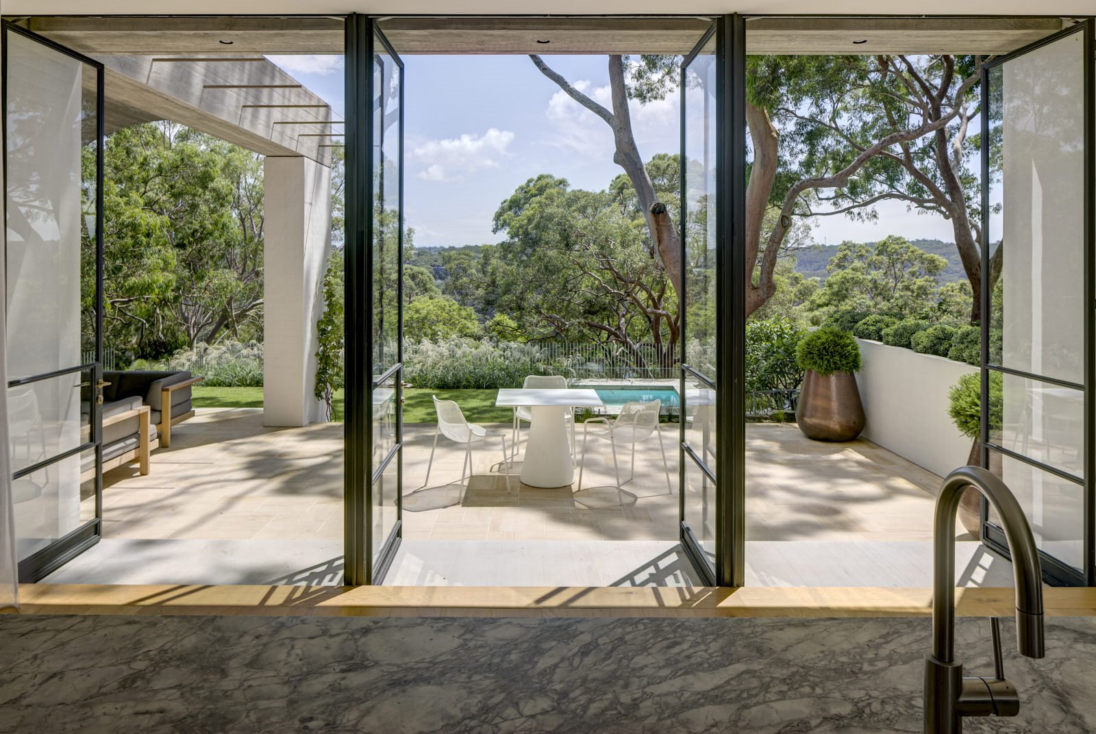 Casa en Australia con fachada blanca comedor exterior