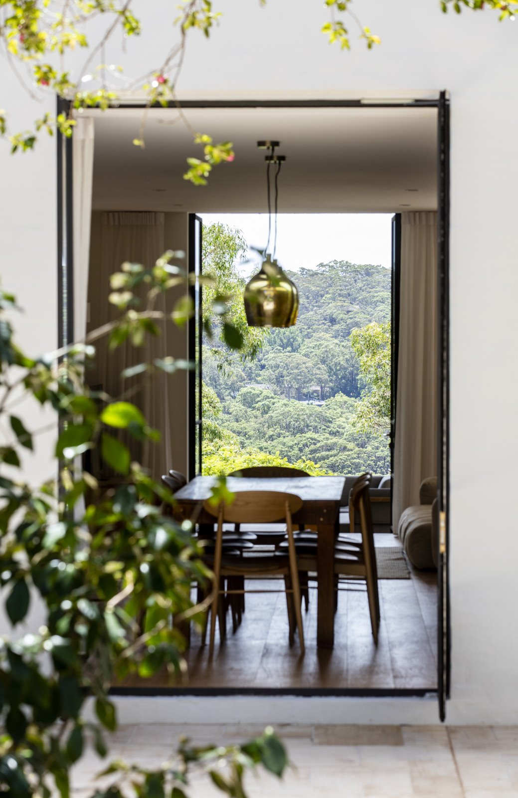 Casa en Australia con fachada blanca comedor visto desde el exterior