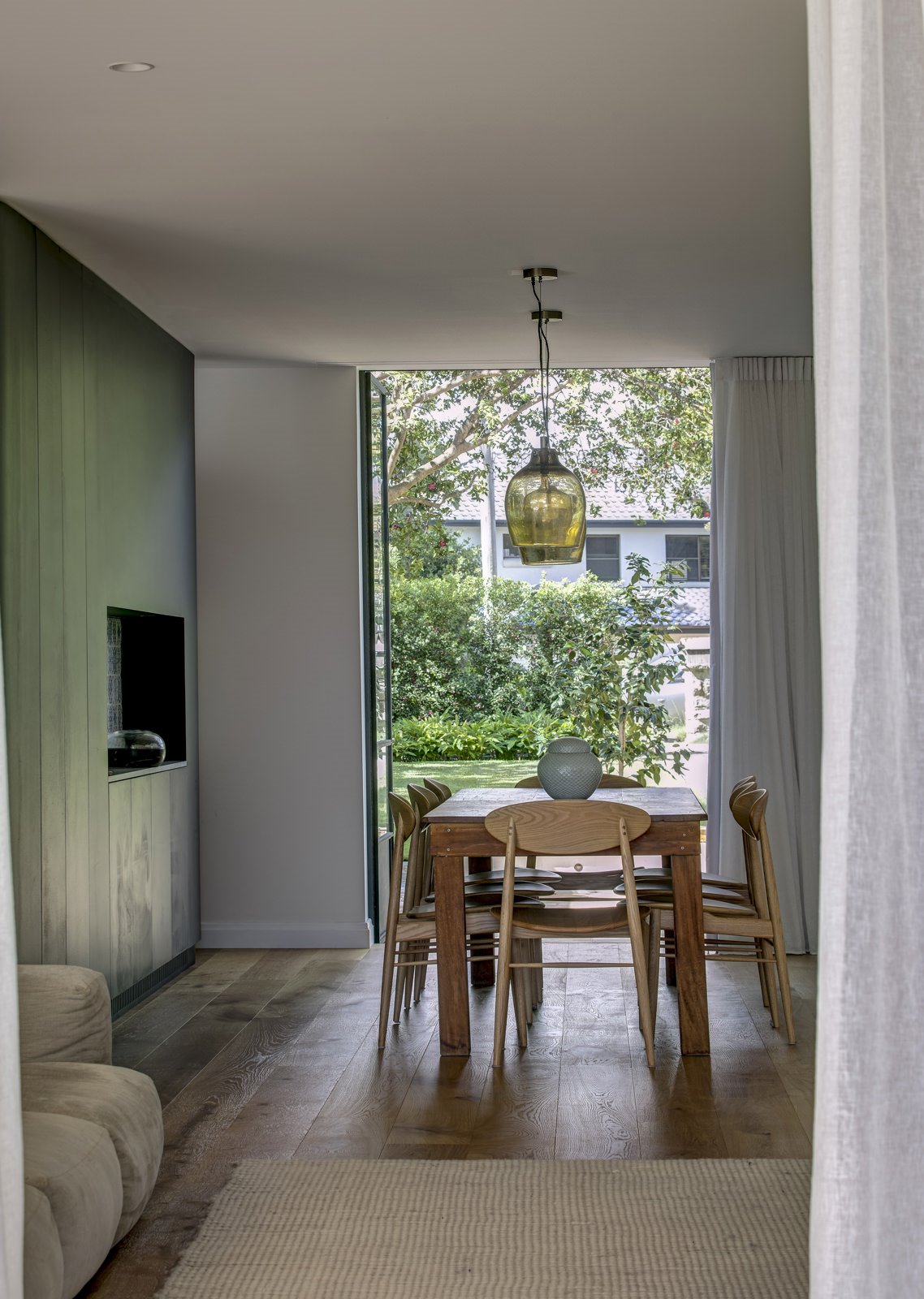 Casa en Australia con fachada blanca comedor