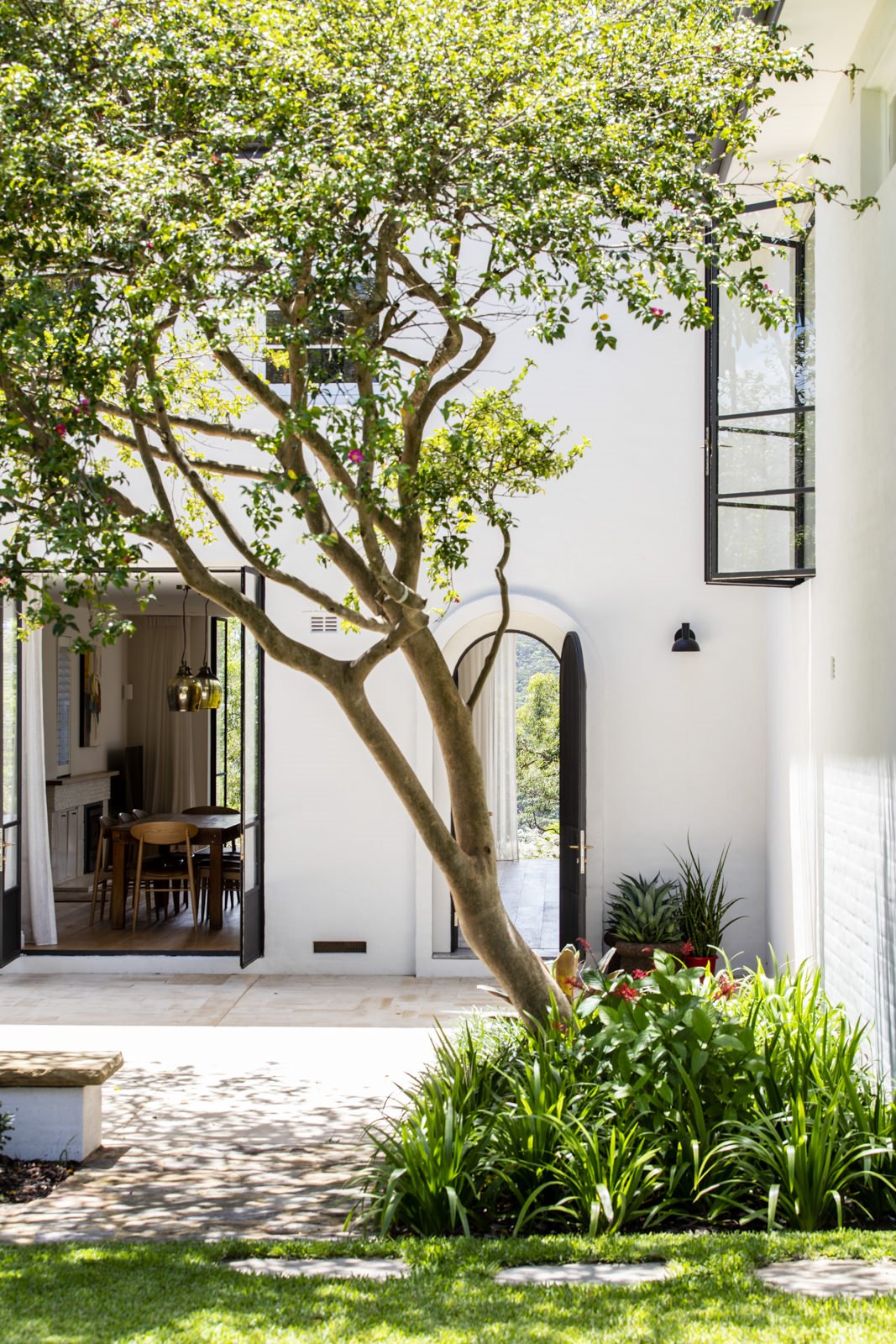 Casa en Australia con fachada blanca patio
