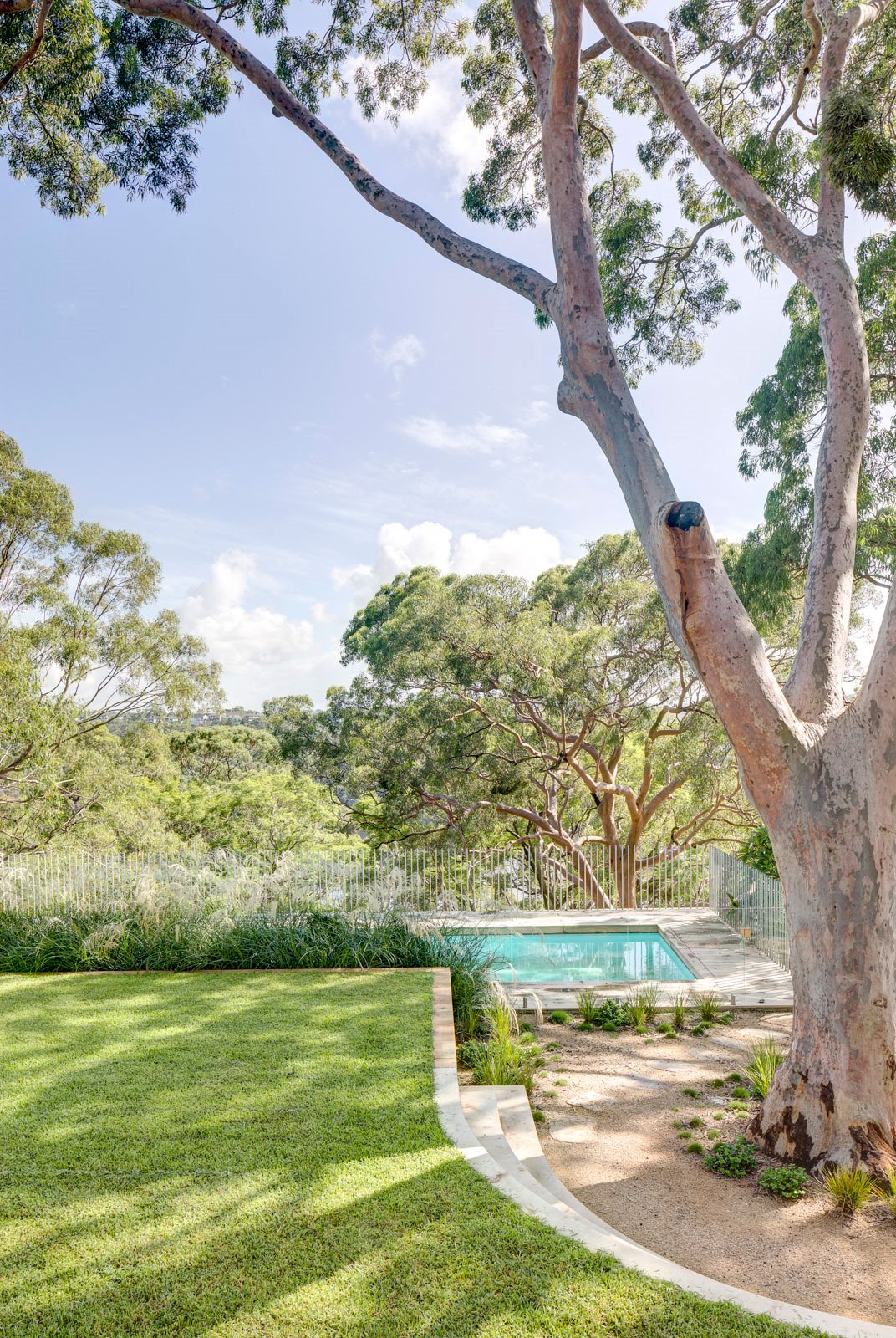 Casa en Australia con fachada blanca piscina