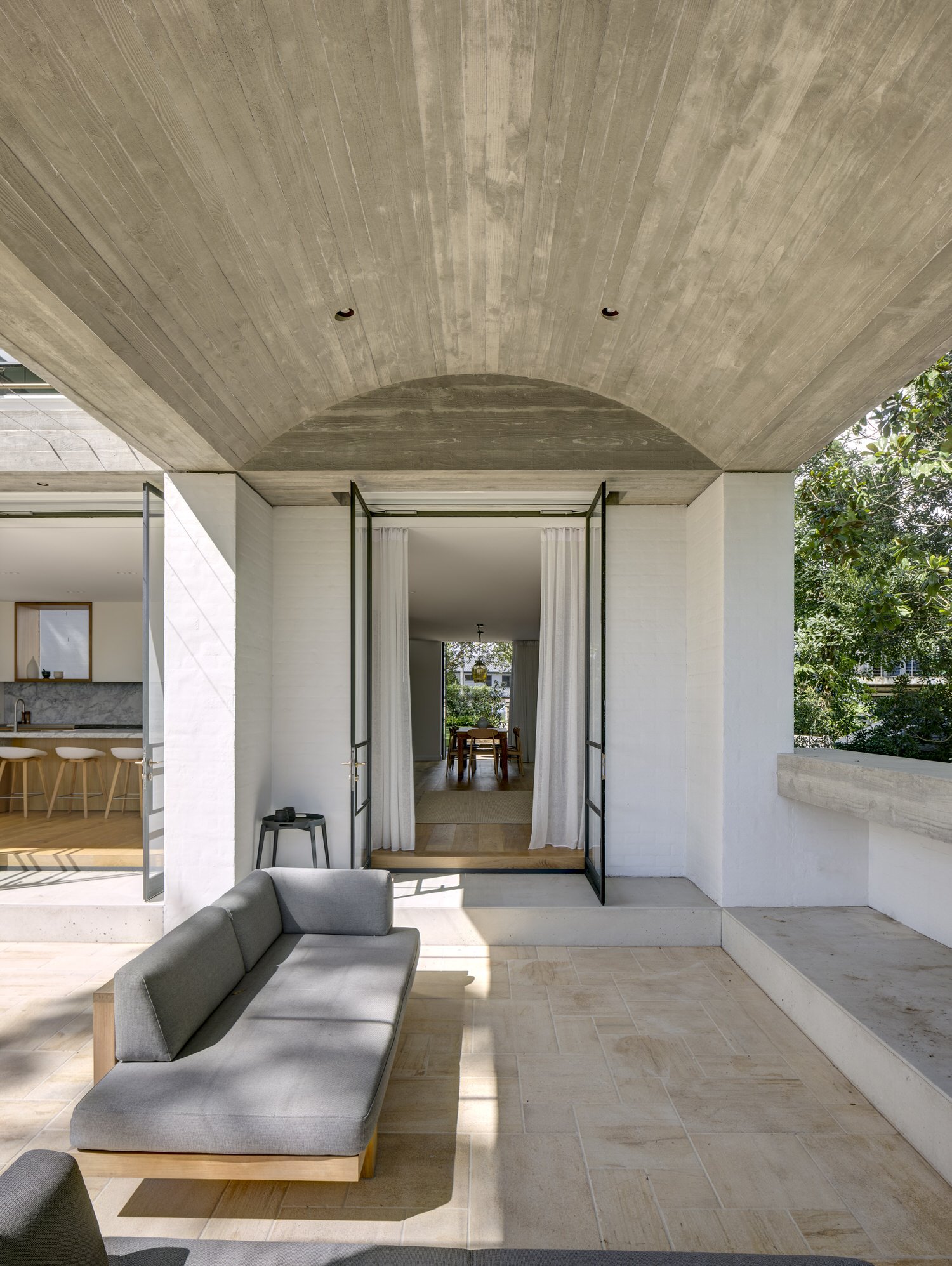 Casa en Australia con fachada blanca salon exterior