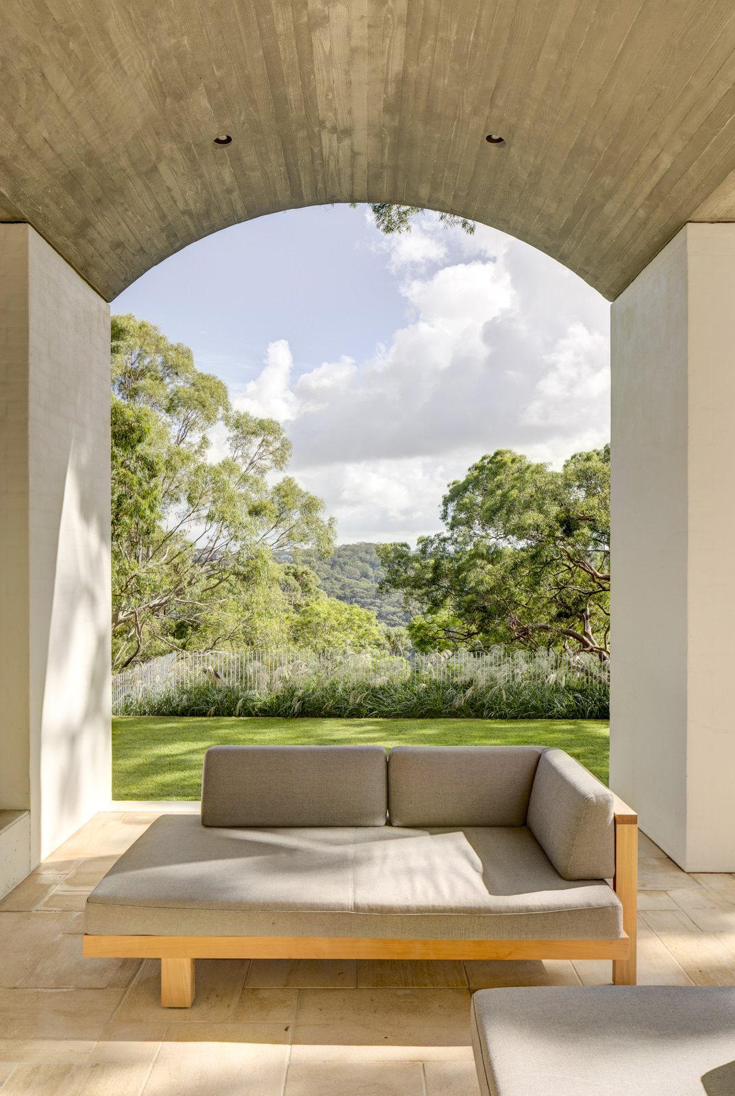 Casa en Australia con fachada blanca sofa exterior
