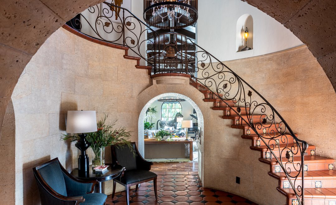 casa-en-los-angeles-del-actor-leonardo-dicaprio-entrada-con-escalera