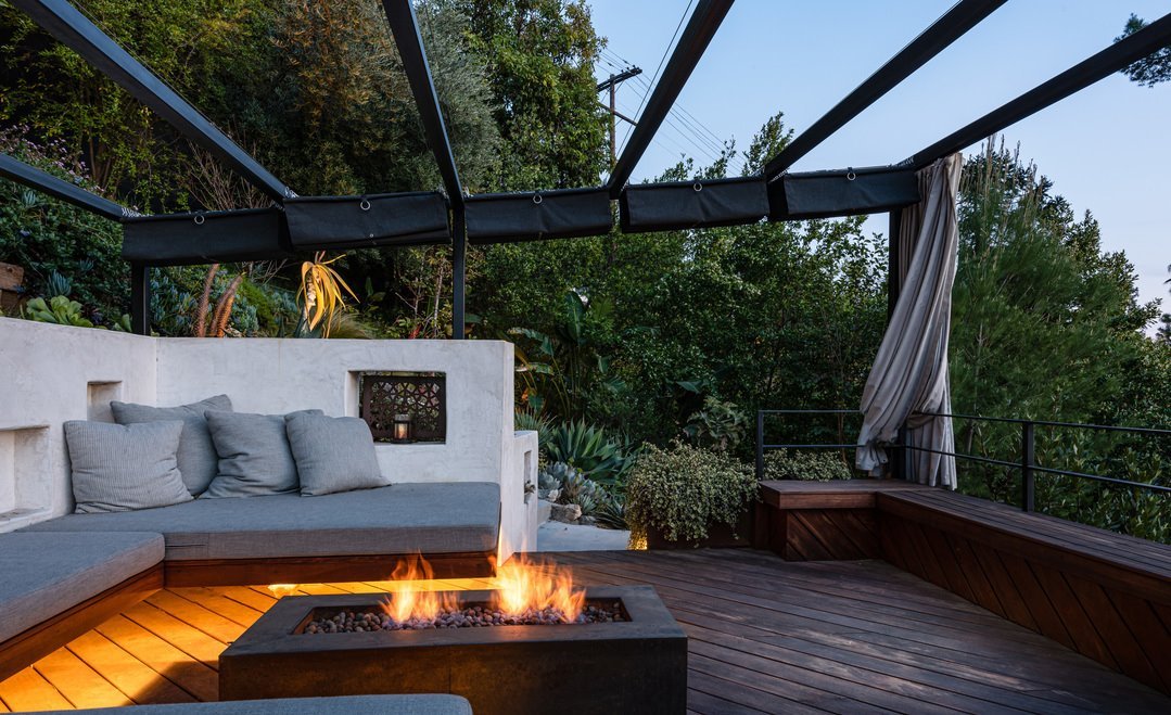 casa-en-los-angeles-del-actor-leonardo-dicaprio-porche-con-barbacoa