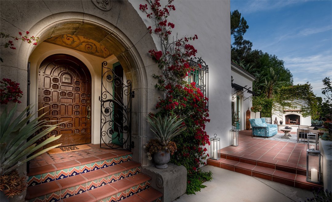 casa-en-los-angeles-del-actor-leonardo-dicaprio-puerta-de-entrada