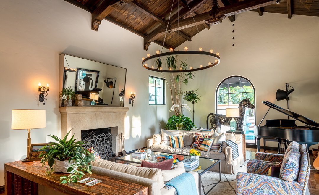 casa-en-los-angeles-del-actor-leonardo-dicaprio-salon-con-vigas-de-madera