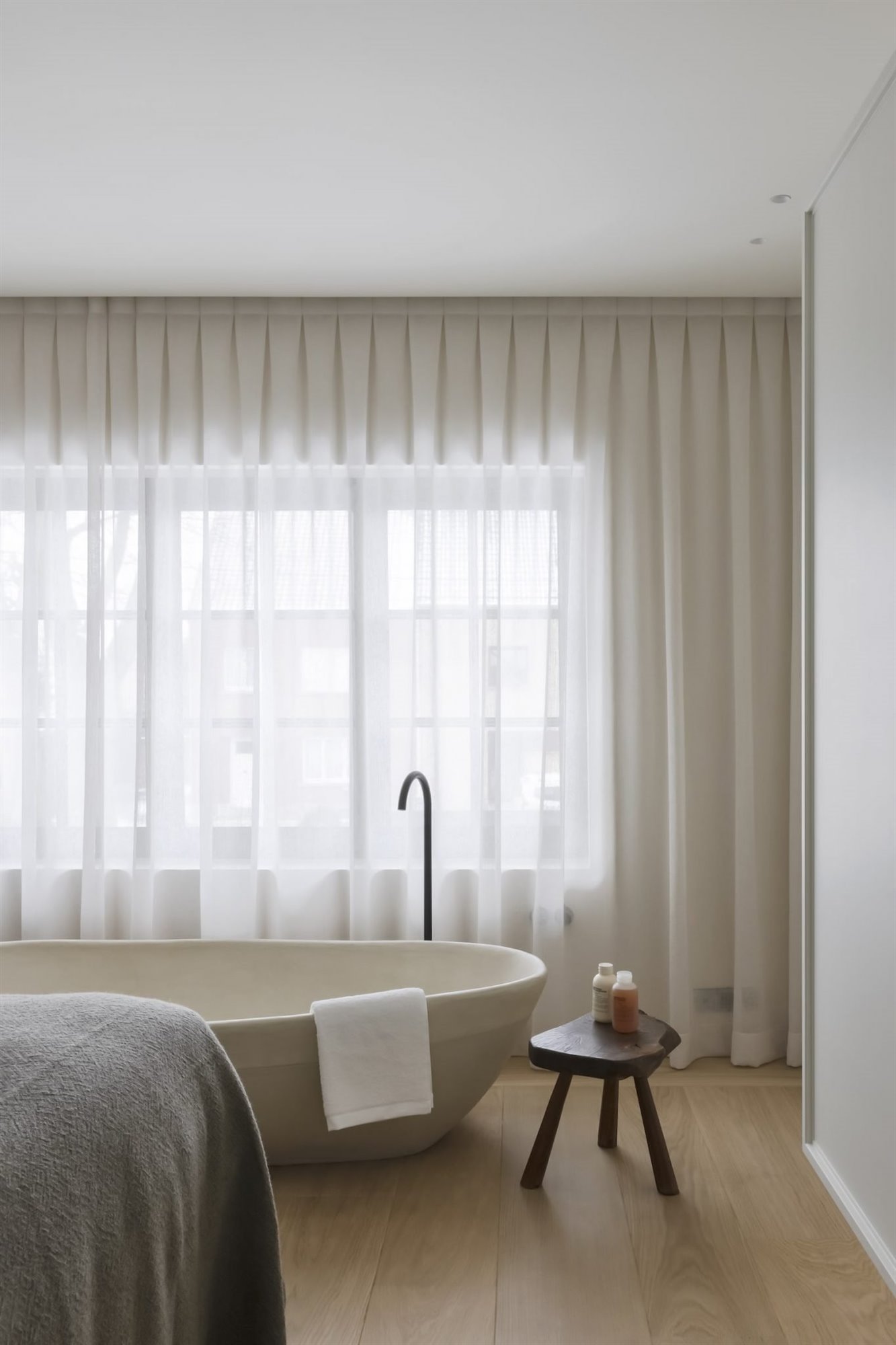 Casa moderna con interiores decorados en estilo nordico en Belgica baño en suite