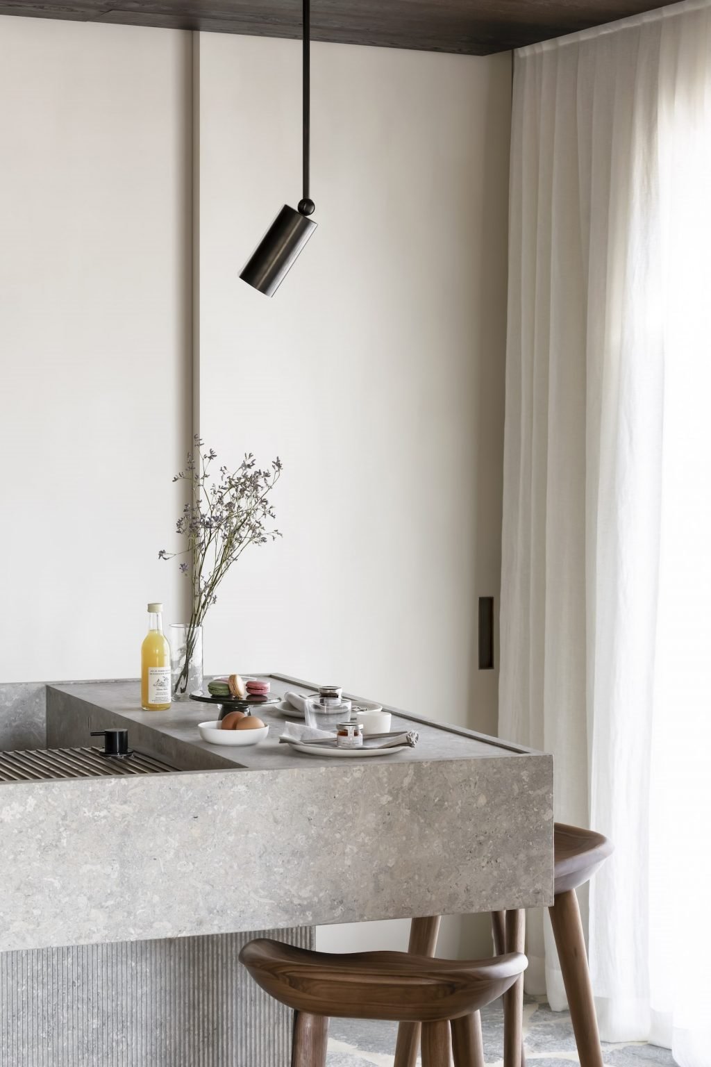 Casa moderna con interiores decorados en estilo nordico en Belgica cocina en barra