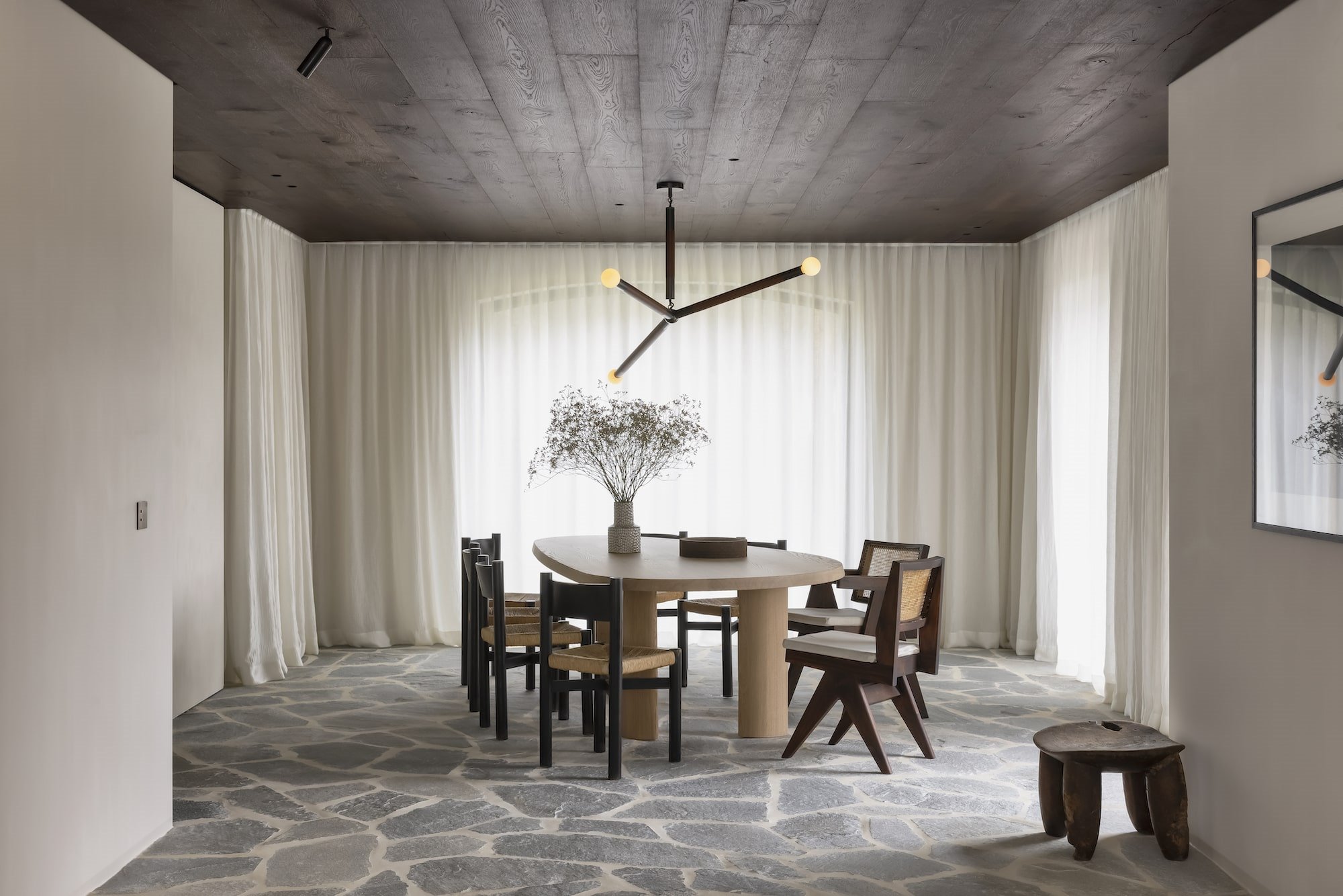 Casa moderna con interiores decorados en estilo nordico en Belgica comedor con suelo de piedra
