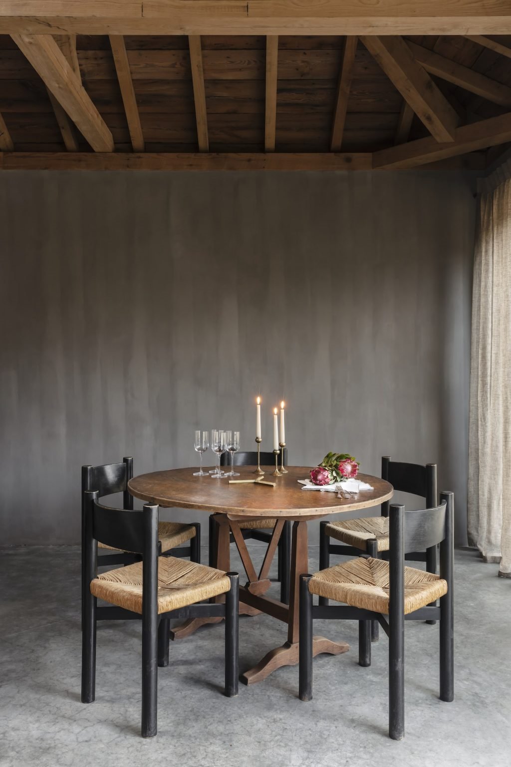 Casa moderna con interiores decorados en estilo nordico en Belgica comedor