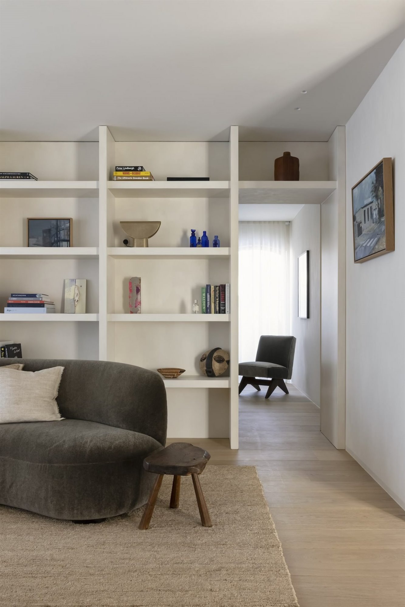 Casa moderna con interiores decorados en estilo nordico en Belgica libreria