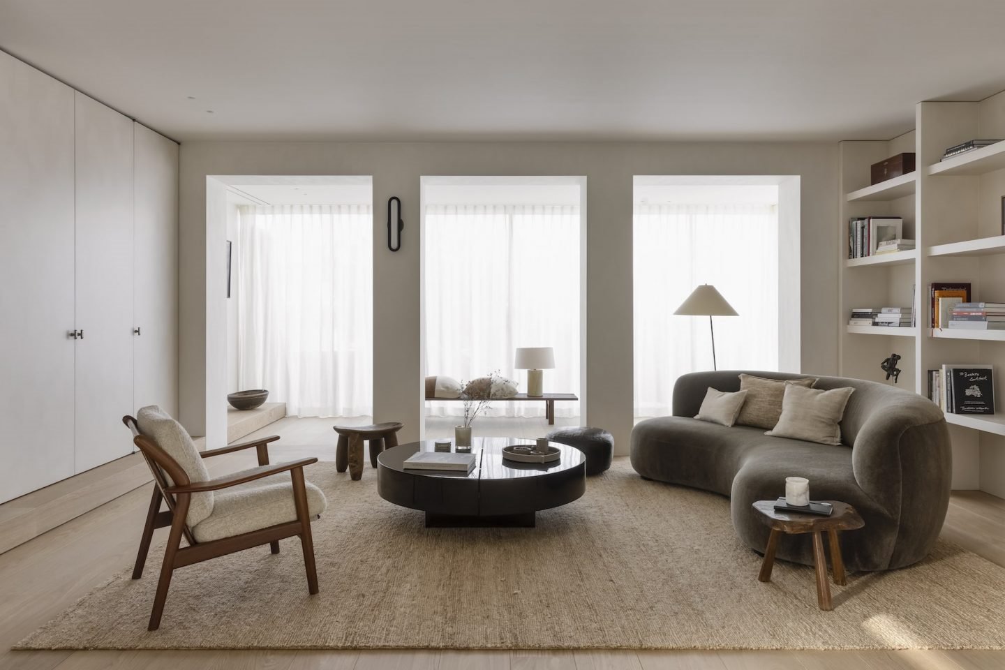 Casa moderna con interiores decorados en estilo nordico en Belgica salon