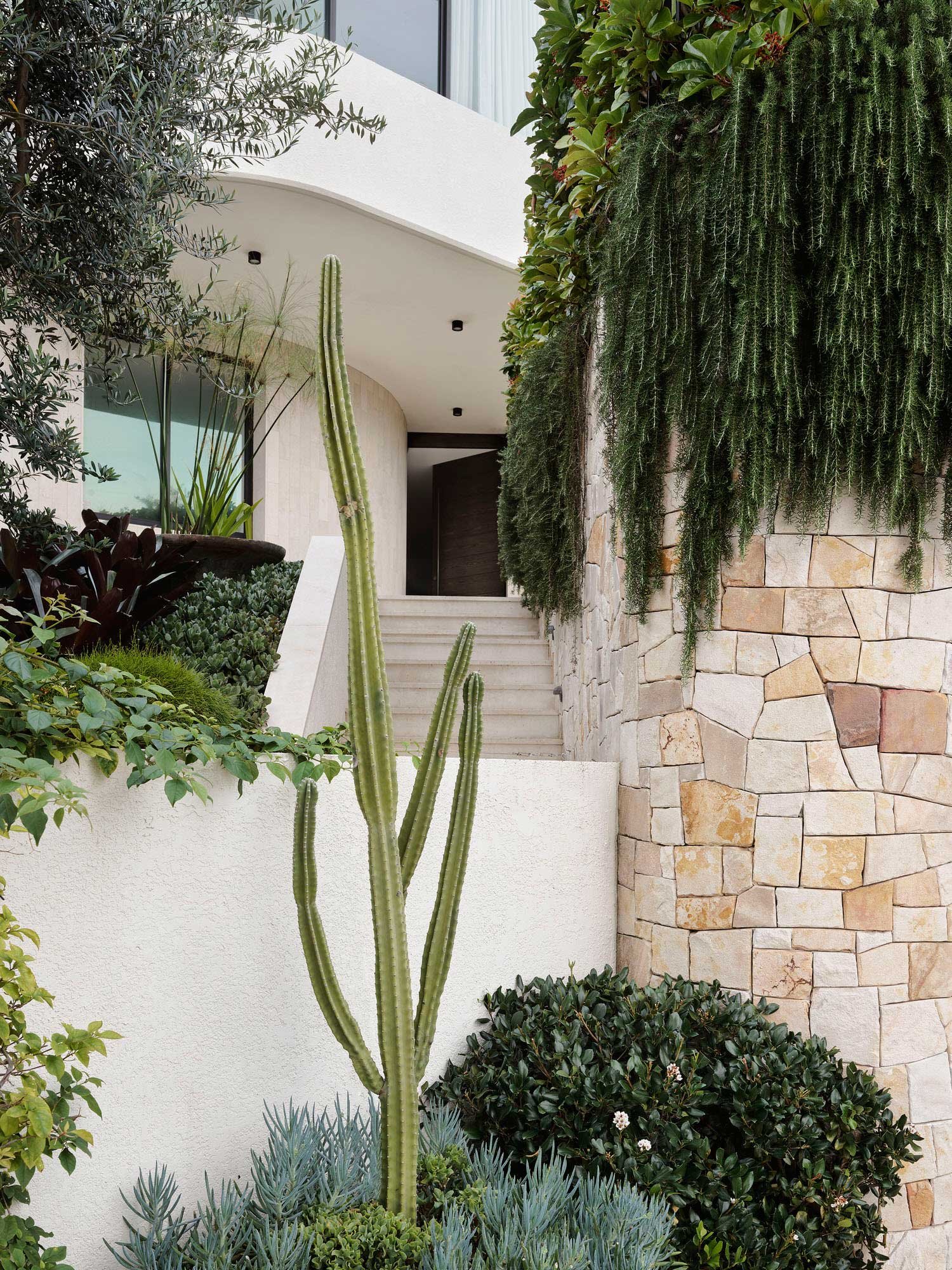 Casa moderna en Australia con fachada blanca entrada