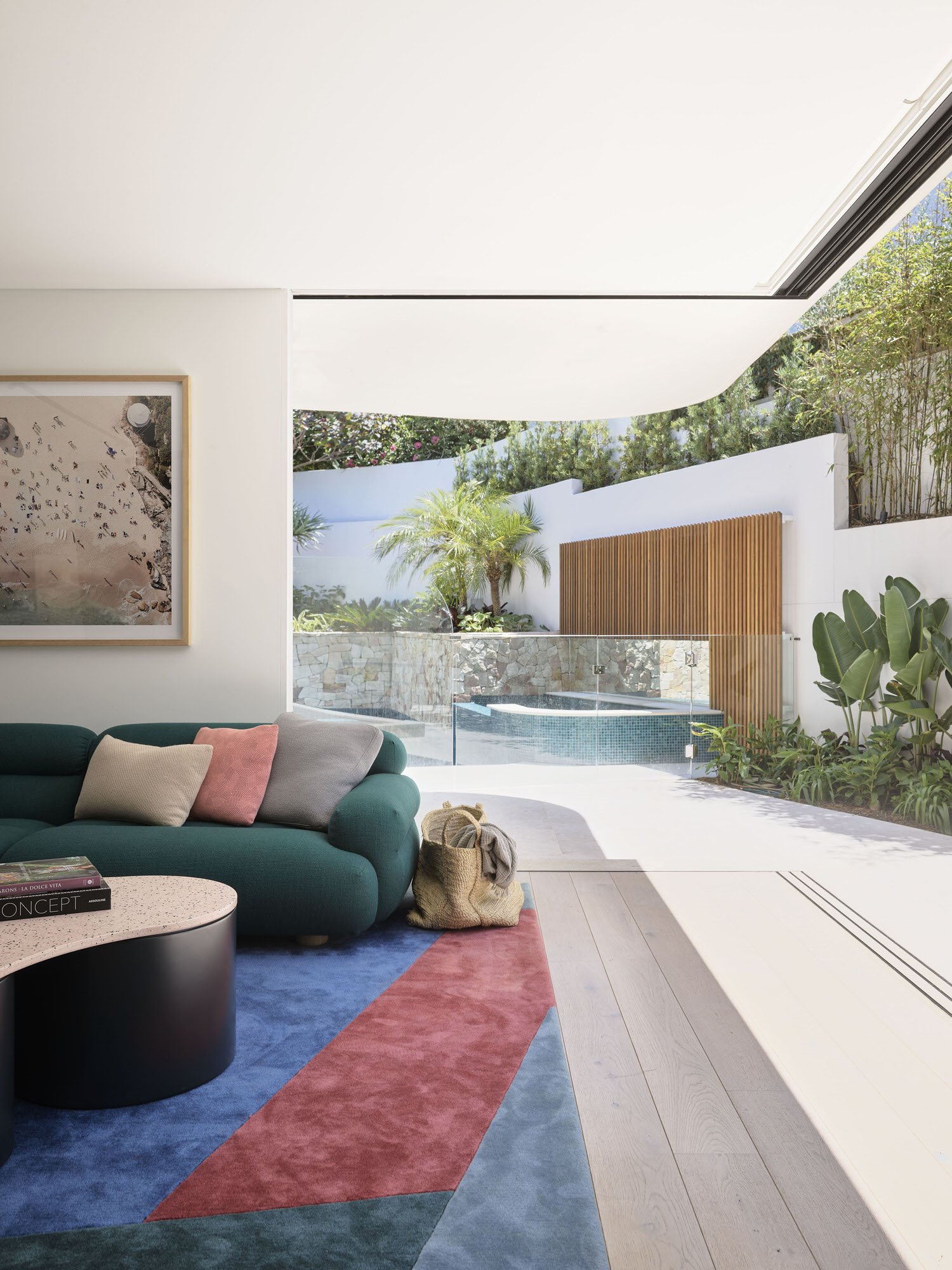 Casa moderna en Australia con fachada blanca salon abierto al exterior