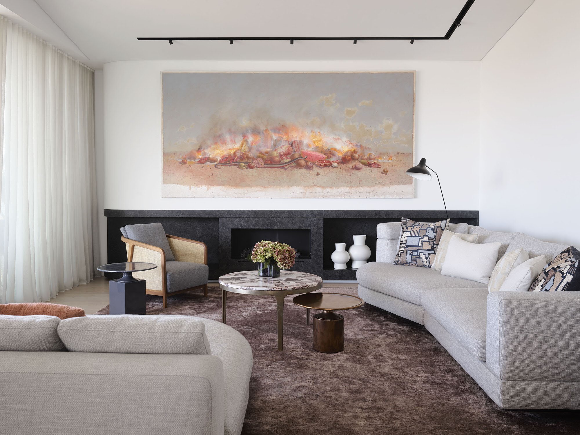 Casa moderna en Australia con fachada blanca salon con chimenea