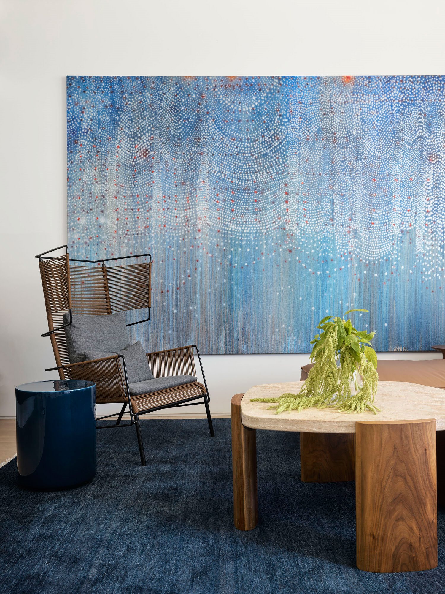 Casa moderna en Australia con fachada blanca salon con cuadro azul