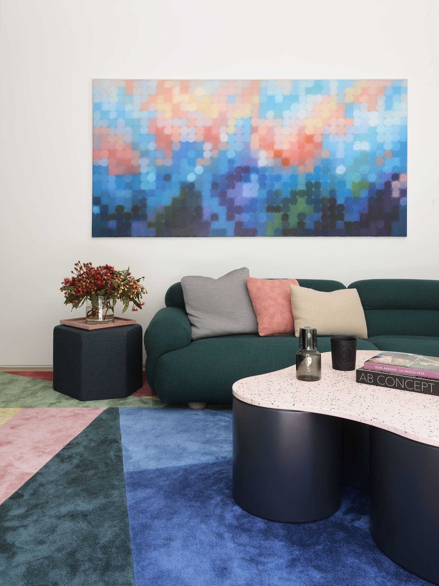 Casa moderna en Australia con fachada blanca salon con sofa verde