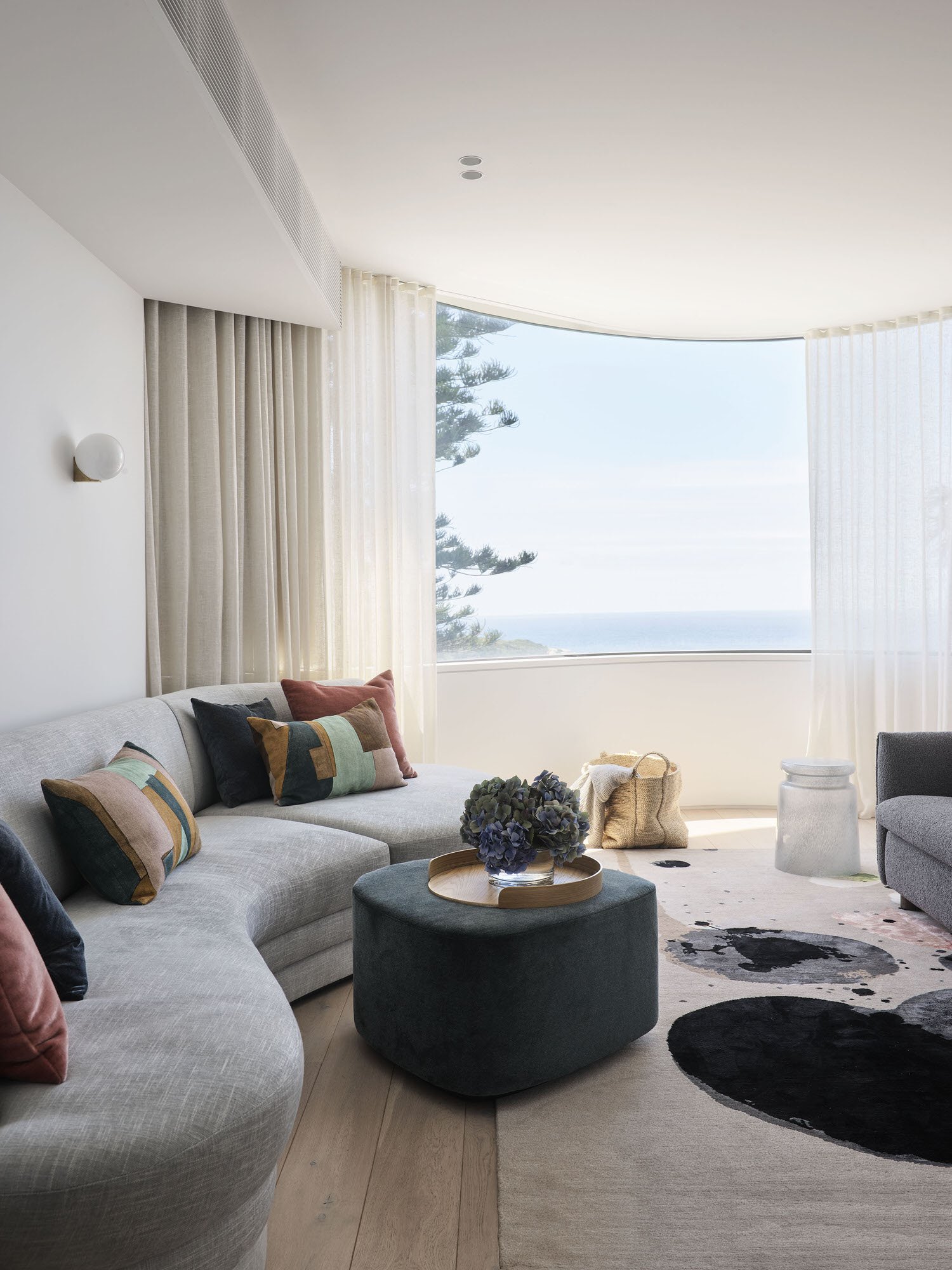 Casa moderna en Australia con fachada blanca salon con sofas curvos